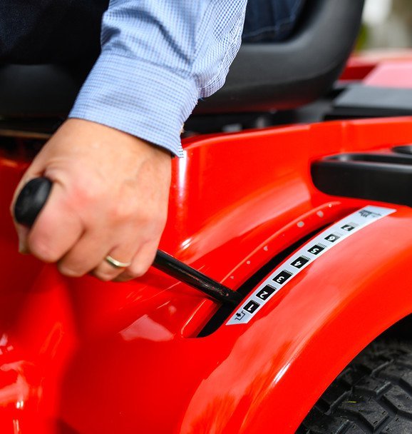 Troy-Bilt TB30B Riding Lawn Mower - Image 6